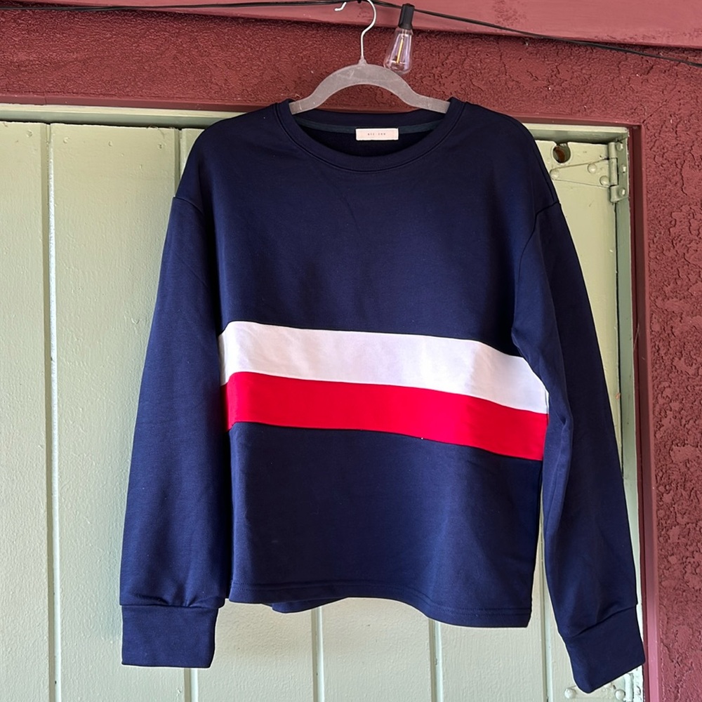 Striped Crewneck
Boxy fit
